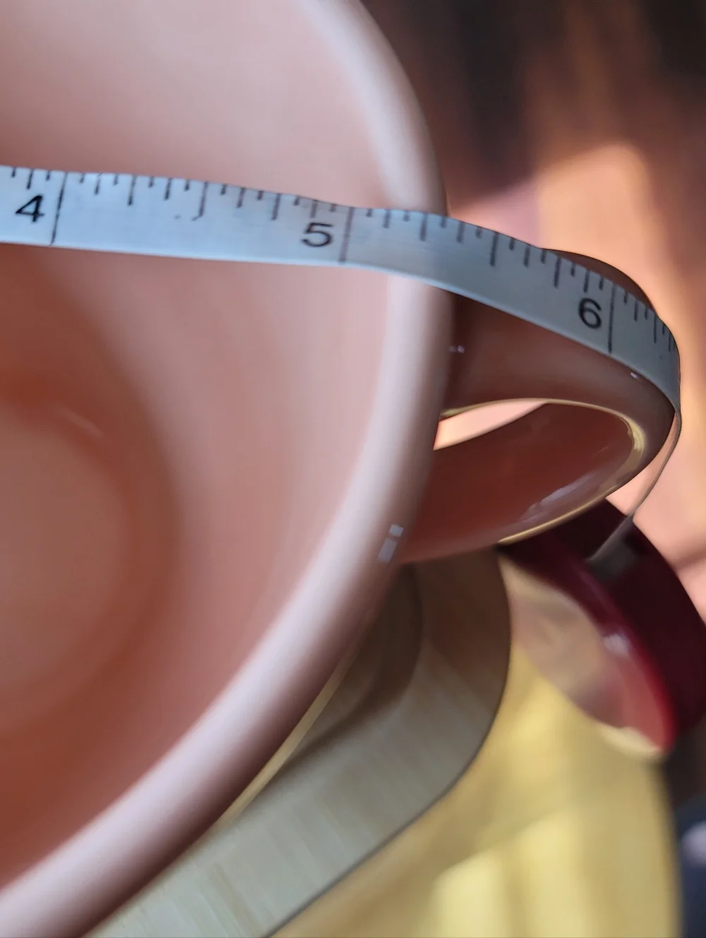 Sur la table Salmonish Ceramic Earthenware Latte Mug. Portugal